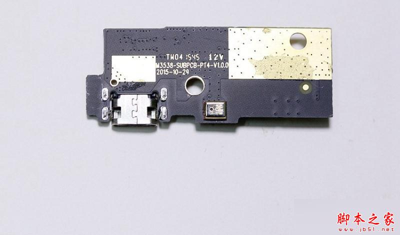 小主板背面特写。小主板上这个集充电/数据传输于一身的接口,有着至关重要的作用。