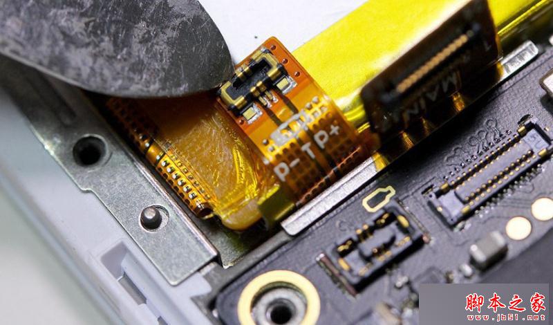 电池与大主板连接的排线。其中P-表示负极,P+表示正极,中间T是检测电池温度特性的。