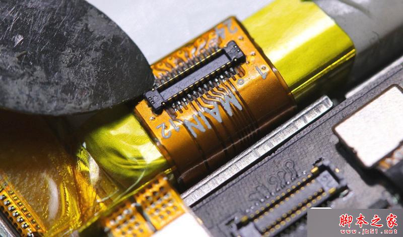 连接大主板排线特写。