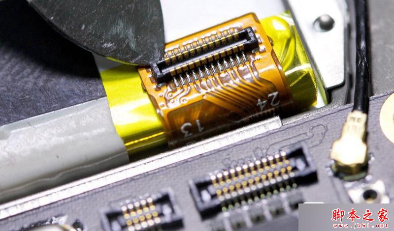 连接大主板排线特写。