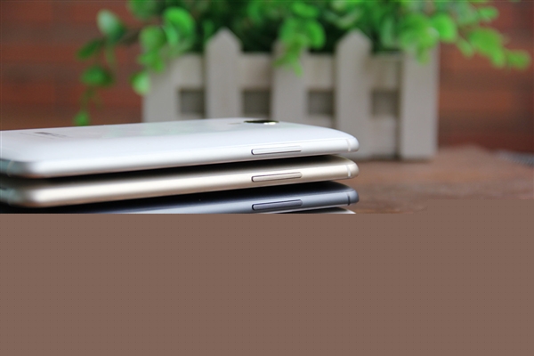 四个兄弟凑齐了！银翼版魅族MX4对比图赏