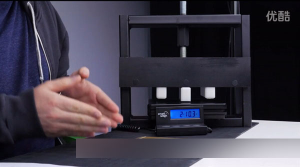 苹果发飙!视频:iPhone 6S后壳测试 巨硬