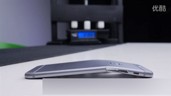 苹果发飙!视频:iPhone 6S后壳测试 巨硬