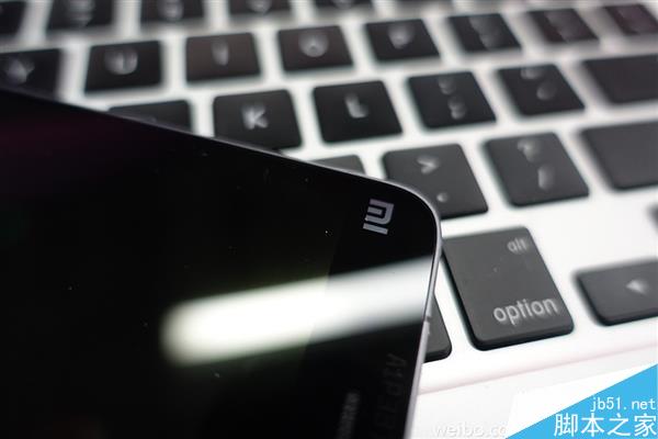 美的让人惊讶!小米5真机亮相:手感棒级了