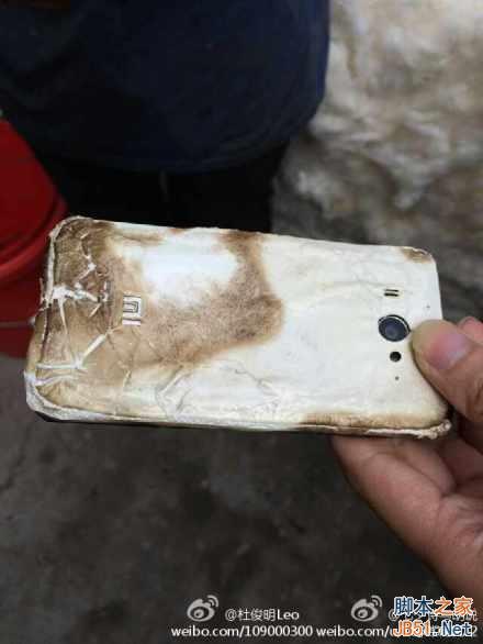 小伙玩小米手机突然爆炸 小米已回应