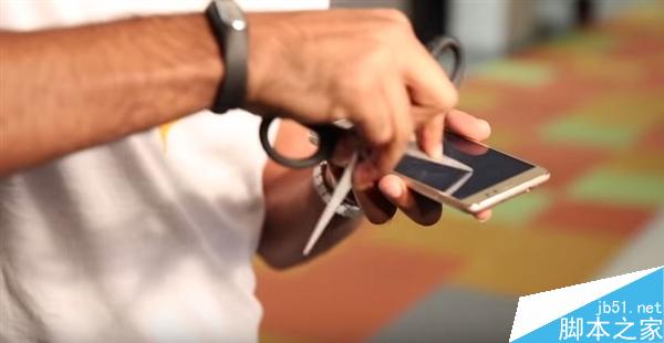 899元红米Note 3屏幕强度测试：汽车压不坏