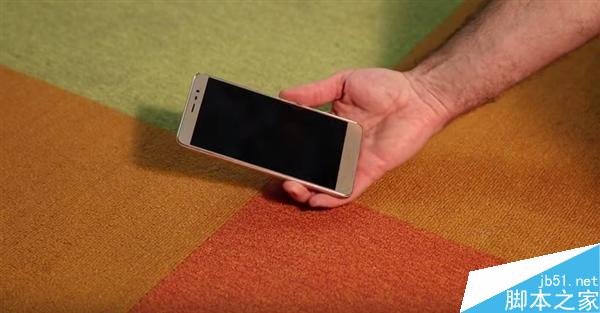 899元红米Note 3屏幕强度测试：汽车压不坏