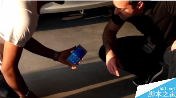 899元红米Note 3屏幕强度测试：汽车压不坏