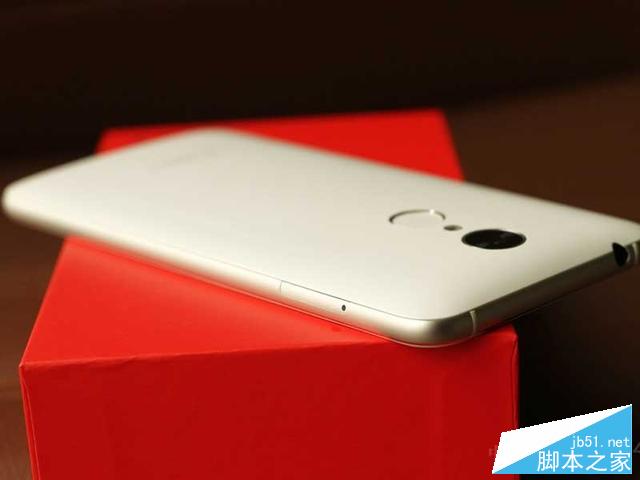 左手iPhone&nbsp;SE右手360手机f4&nbsp;&nbsp;你选哪个？