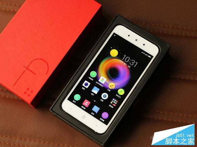 左手iPhone&nbsp;SE右手360手机f4&nbsp;&nbsp;你选哪个？