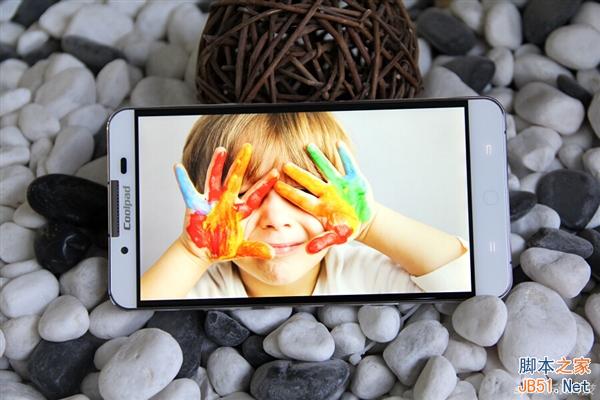 酷派双系统安全手机真机美图赏：还挺帅