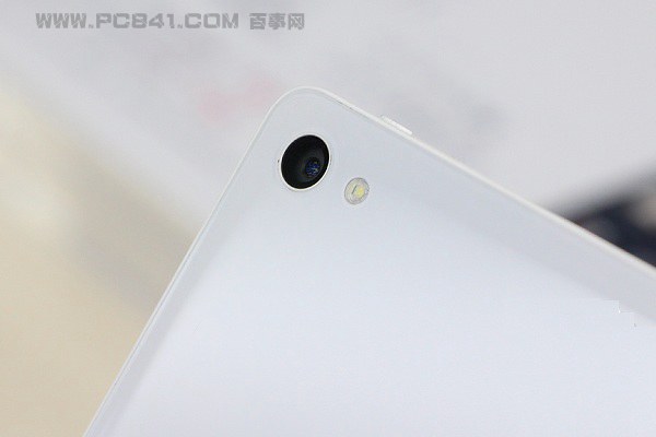 锤子手机白色版主摄像头特写