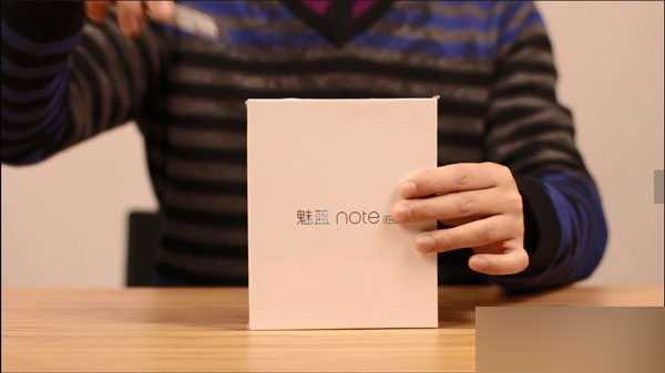 魅蓝Note上手：妹子说手感一级棒！