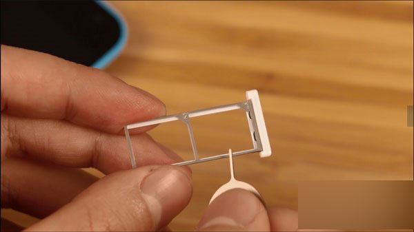 魅蓝Note上手：妹子说手感一级棒！