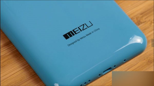 魅蓝Note上手：妹子说手感一级棒！