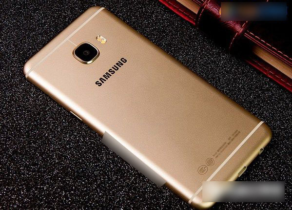 荣耀V8和三星C7哪个好看？各有特色外观对比