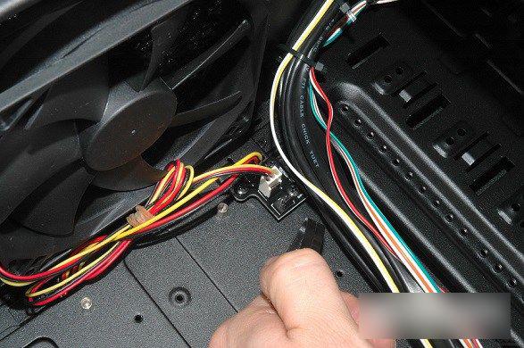 机箱风扇电源怎么接 机箱风扇接主板还是电源?