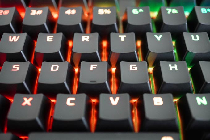 轻质反馈快，光效&ldquo;诚&rdquo;会玩&mdash;&mdash;HyperX阿洛伊起源竞技版红轴键盘