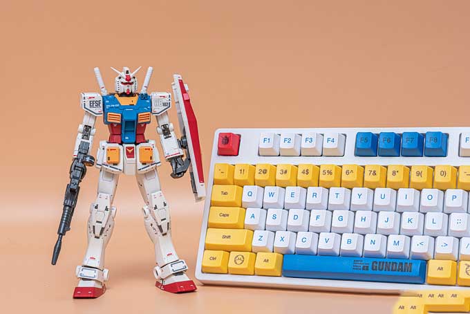高达,屹立在电脑桌上,IKBC RX-78-2配色机械键盘