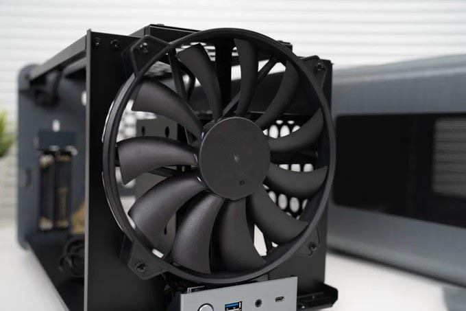 乔思伯V8 ITX机箱图赏:独特的抽拉式结构,冷峻又简洁的外观