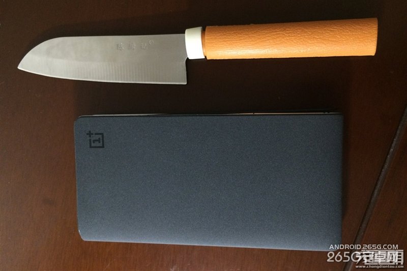 黑得漂亮!一加来电10000mAh移动电源实测、拆解
