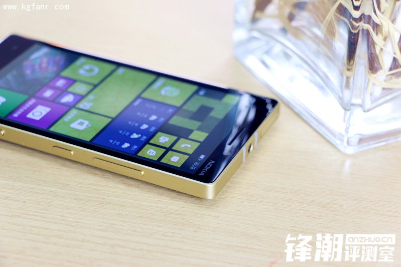 诺基亚Lumia 930金色版开箱高清图赏