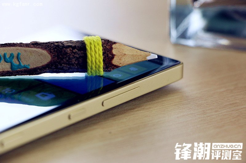 诺基亚Lumia 930金色版开箱高清图赏