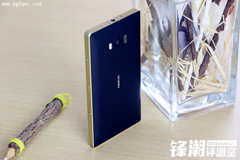 诺基亚Lumia 930金色版开箱高清图赏