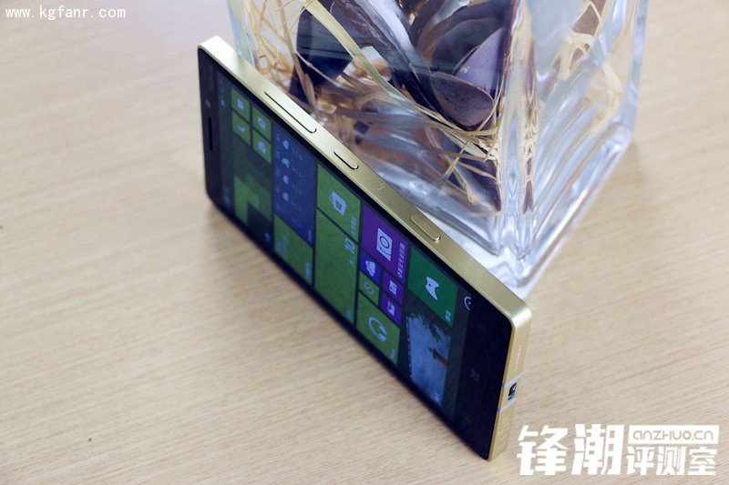 诺基亚Lumia 930金色版开箱高清图赏