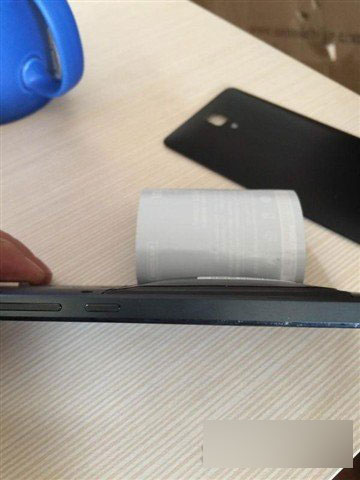 突发！用户曝小米手机4充电时电池鼓包