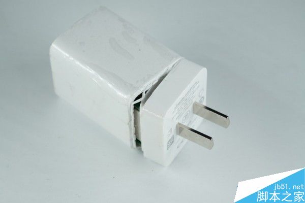 OPPO闪充惊险山寨版 怎么分辨正品OPPO充电器?