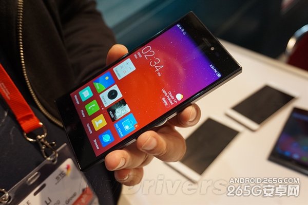 YunOS神秘新机亮相:你猜是哪家的?