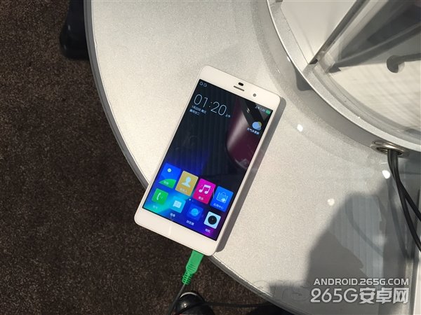 YunOS神秘新机亮相:你猜是哪家的?