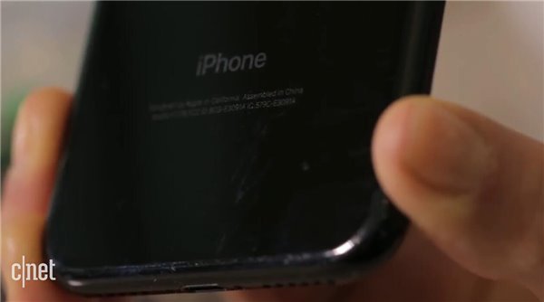 耐磨性测试：苹果iPhone7亮黑色 VS 磨砂黑