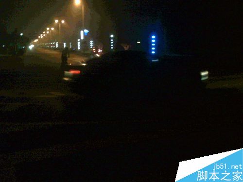 老年人在有雾气的夜间怎样捕捉车辆行驶的画面