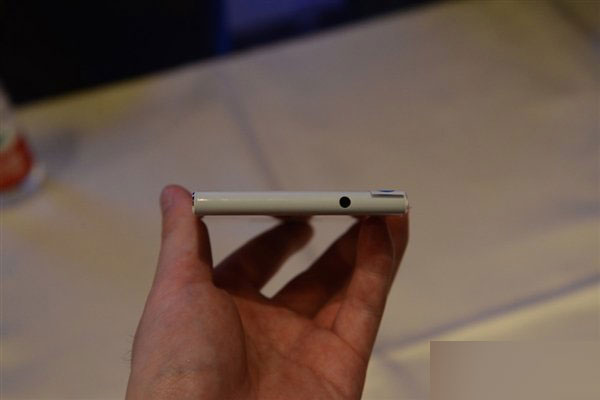 小米魅族看呆！999元原点手机发布