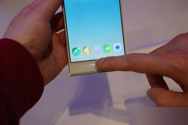 小米魅族看呆！999元原点手机发布