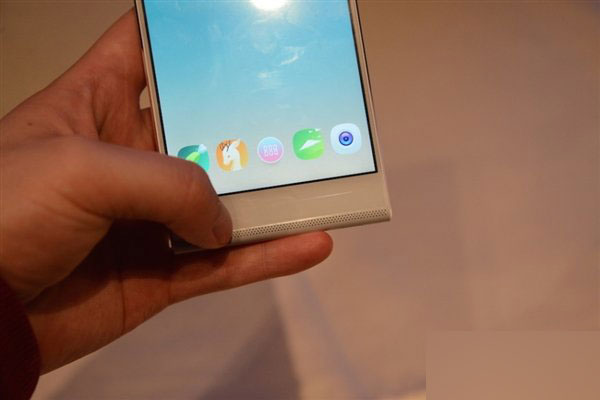 小米魅族看呆！999元原点手机发布