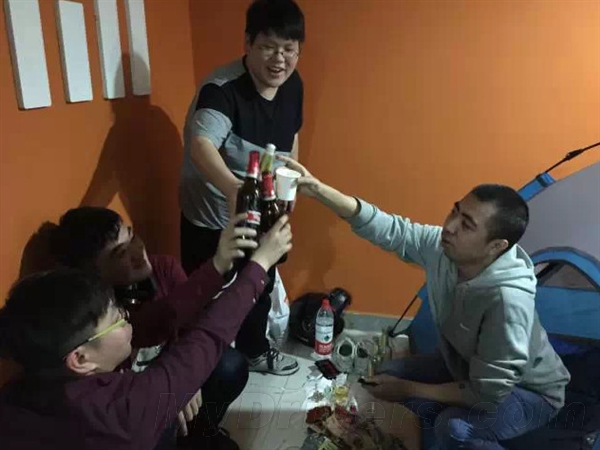 小米Note顶配今日线下开卖!米粉彻夜排队