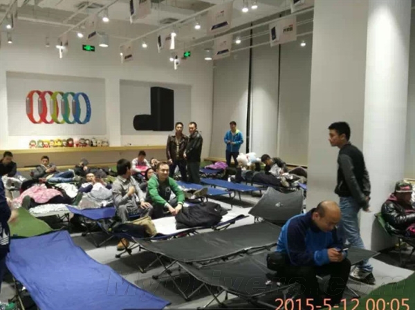 小米Note顶配今日线下开卖!米粉彻夜排队