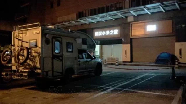 小米Note顶配今日线下开卖!米粉彻夜排队