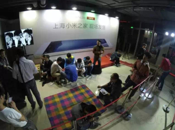 小米Note顶配今日线下开卖!米粉彻夜排队
