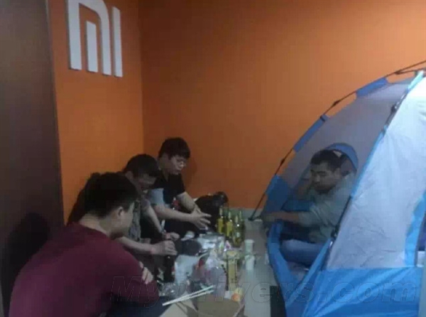 小米Note顶配今日线下开卖!米粉彻夜排队