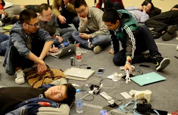 小米Note顶配今日线下开卖!米粉彻夜排队