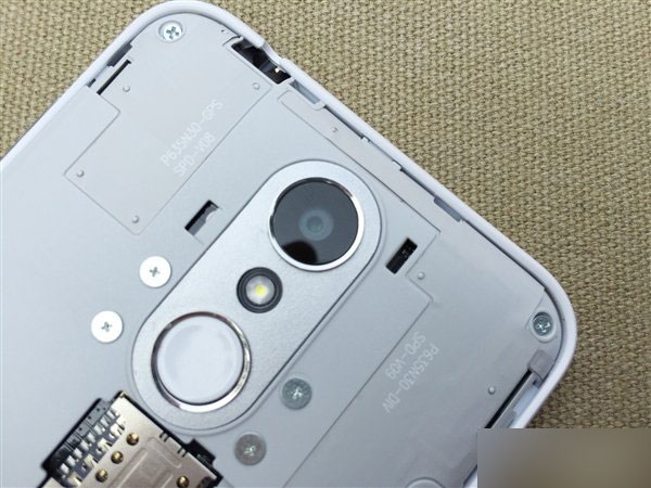 背部亮了:中兴小鲜2手机图赏