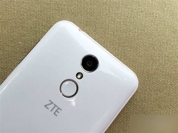 背部亮了:中兴小鲜2手机图赏