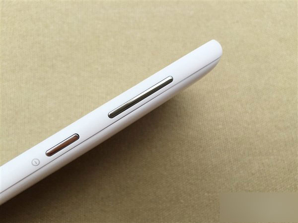 背部亮了:中兴小鲜2手机图赏