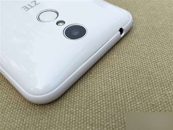 背部亮了:中兴小鲜2手机图赏