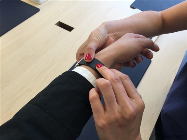 Apple Watch今日开卖:12万的戴上啥感觉?