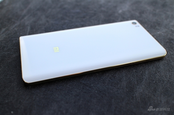 小米Note顶配开箱图赏：土豪金边框大亮